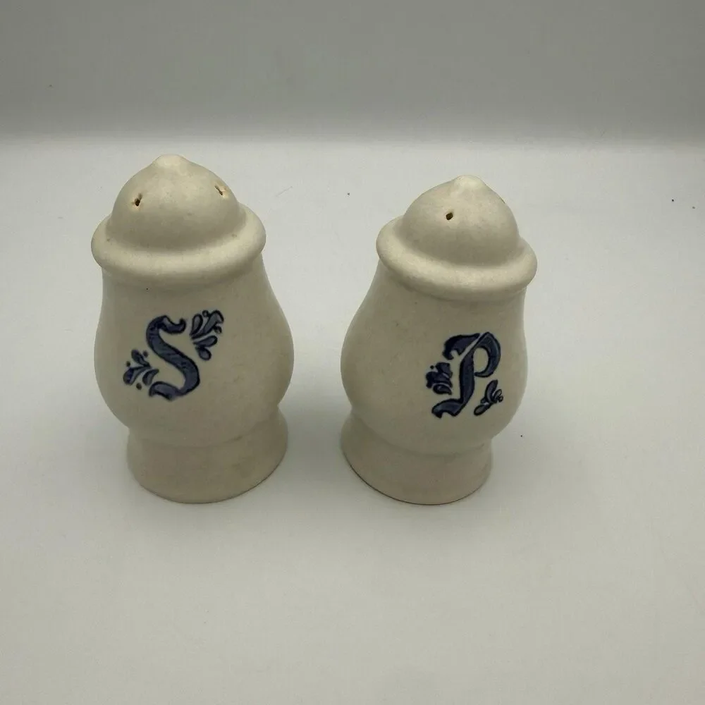 Vintage Pfaltzgraff Yorktowne Salt & Pepper Shakers Set (2-Piece)